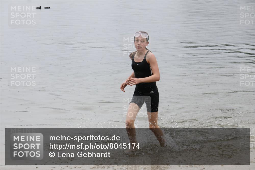 21.06.2025 - 27. Vierlanden-Triathlon Lena Gebhardt http://msf.ph/oto/8045174 15.06.2025 14:45:15 Schwimmen 1322 meine-sportfotos.de