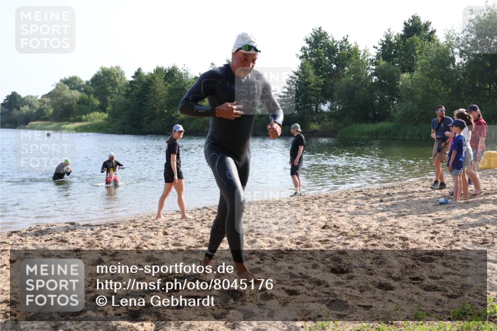 15.06.2025 - 27. Vierlanden-Triathlon Lena Gebhardt http://msf.ph/oto/8045176 15.06.2025 08:38:49 Schwimmen 2, 94, 182 meine-sportfotos.de
