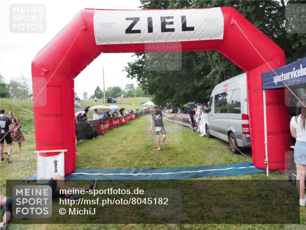 21.06.2025 - 27. Vierlanden-Triathlon MichiJ http://msf.ph/oto/8045182 15.06.2026 13:51:08 Ziel 843, 1108 meine-sportfotos.de