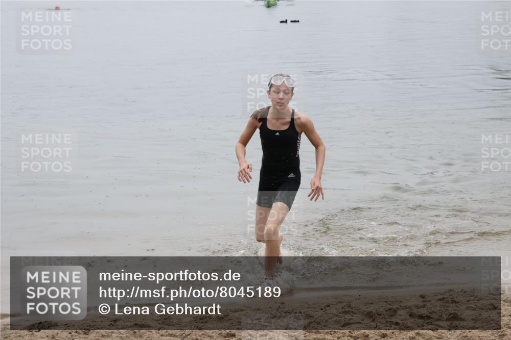 21.06.2025 - 27. Vierlanden-Triathlon Lena Gebhardt http://msf.ph/oto/8045189 15.06.2025 14:45:16 Schwimmen 1322 meine-sportfotos.de