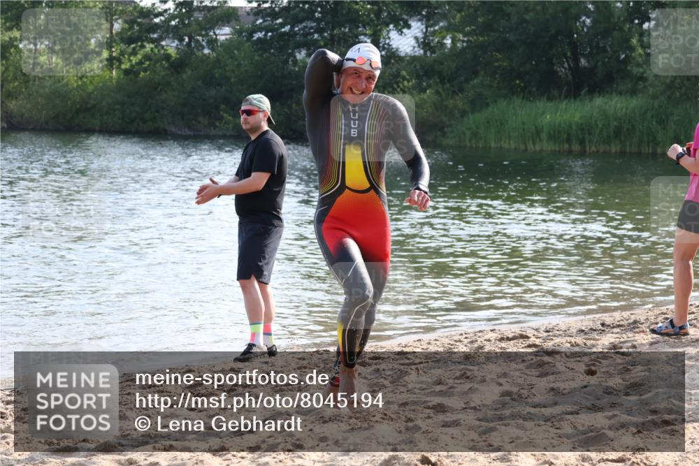 15.06.2025 - 27. Vierlanden-Triathlon Lena Gebhardt http://msf.ph/oto/8045194 15.06.2025 08:38:54 Schwimmen 77, 94, 182 meine-sportfotos.de