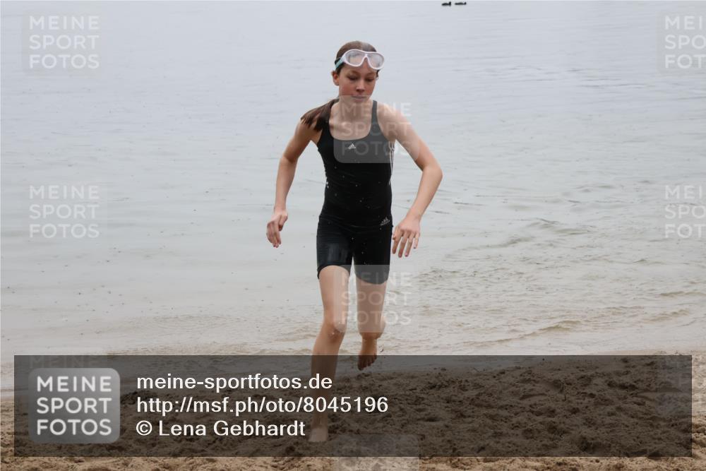 21.06.2025 - 27. Vierlanden-Triathlon Lena Gebhardt http://msf.ph/oto/8045196 15.06.2025 14:45:17 Schwimmen 1322 meine-sportfotos.de