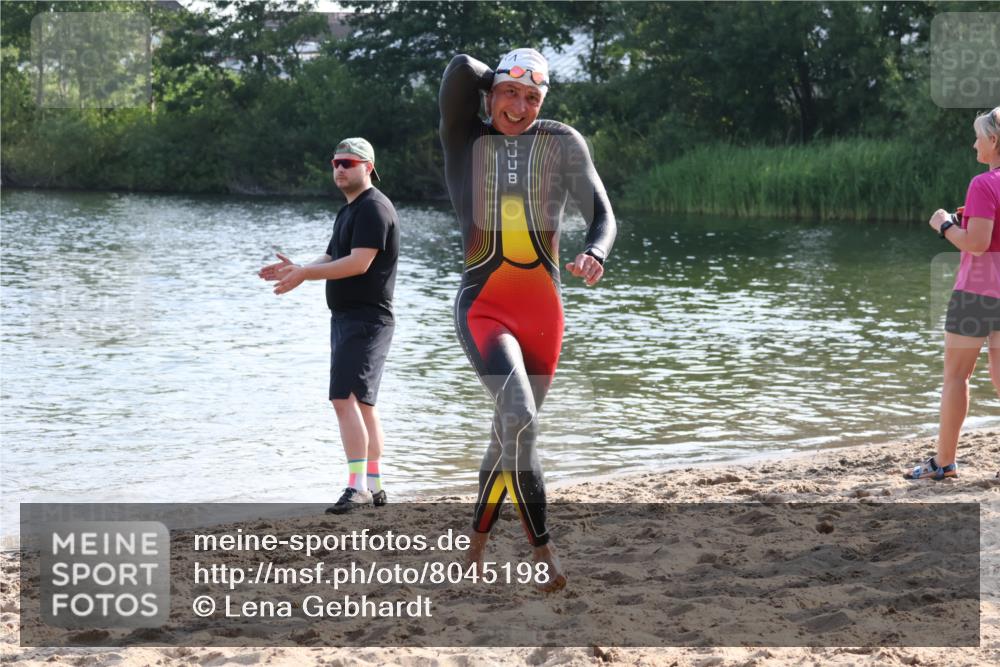 15.06.2025 - 27. Vierlanden-Triathlon Lena Gebhardt http://msf.ph/oto/8045198 15.06.2025 08:38:54 Schwimmen 77, 94, 182 meine-sportfotos.de