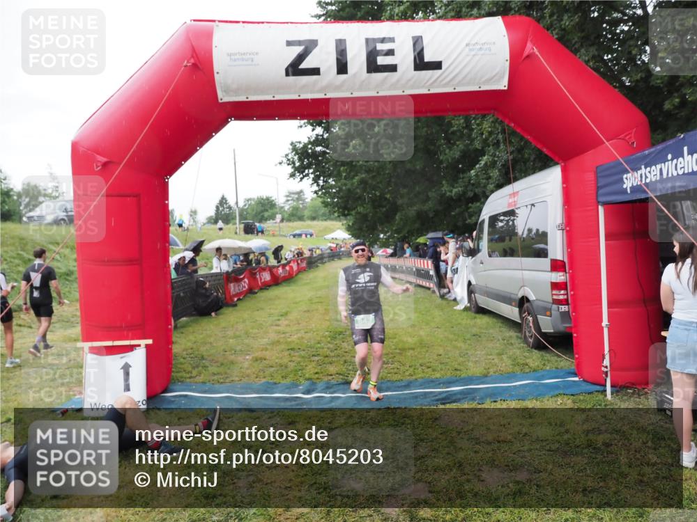 21.06.2025 - 27. Vierlanden-Triathlon MichiJ http://msf.ph/oto/8045203 15.06.2026 13:51:09 Ziel 843, 1108 meine-sportfotos.de