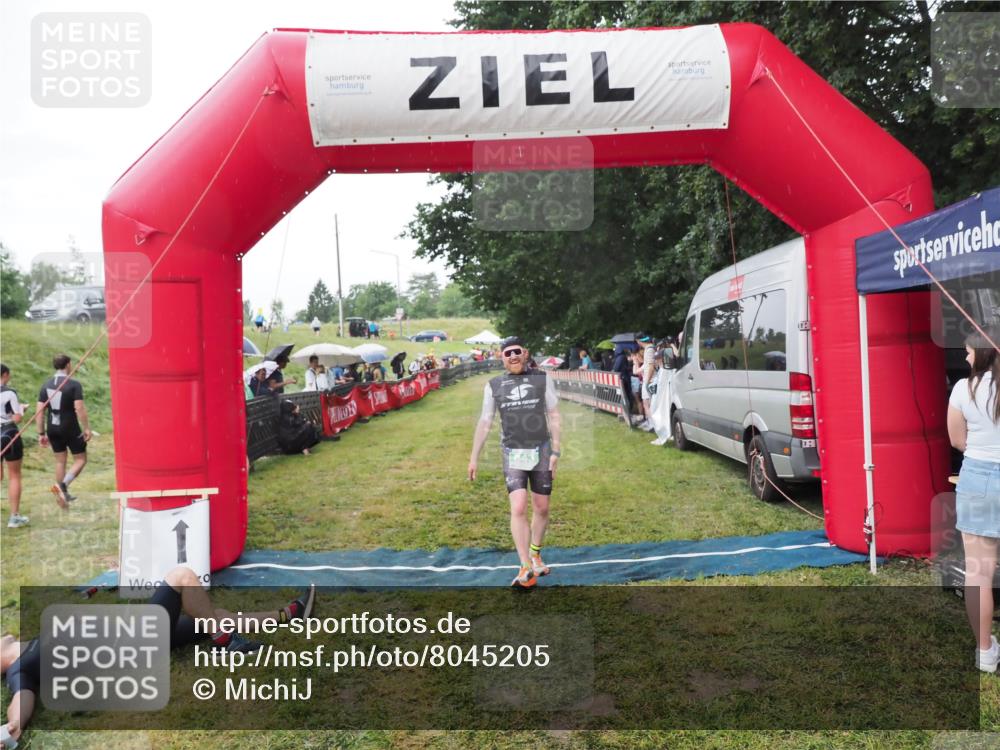 21.06.2025 - 27. Vierlanden-Triathlon MichiJ http://msf.ph/oto/8045205 15.06.2026 13:51:09 Ziel 843, 1108 meine-sportfotos.de