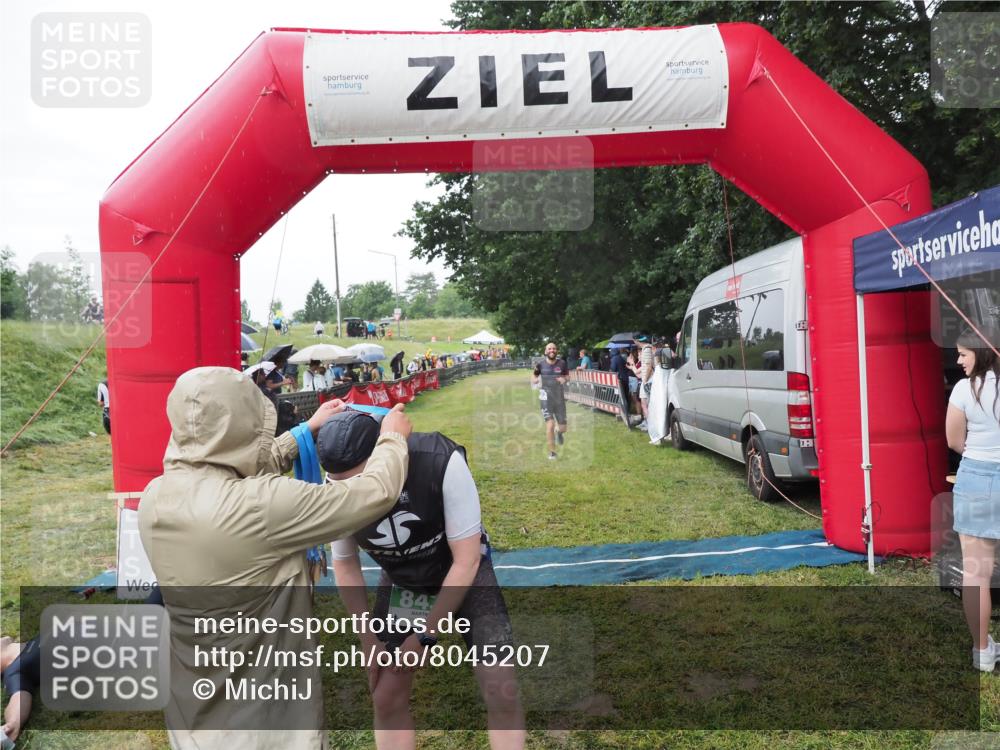 21.06.2025 - 27. Vierlanden-Triathlon MichiJ http://msf.ph/oto/8045207 15.06.2026 13:51:12 Ziel 843, 1113 meine-sportfotos.de