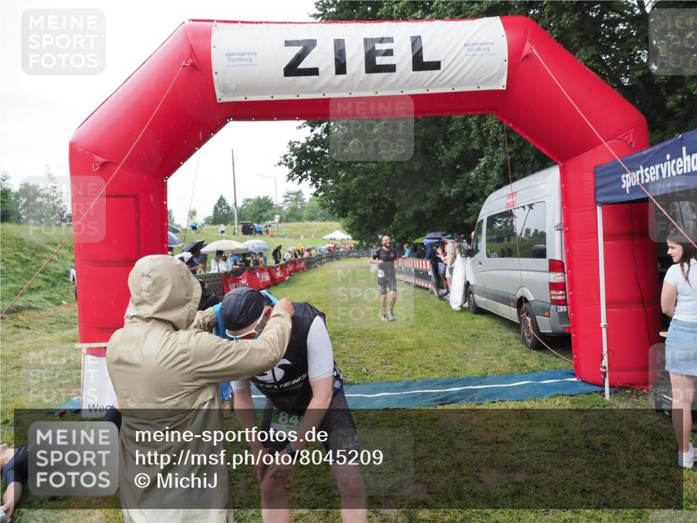 21.06.2025 - 27. Vierlanden-Triathlon MichiJ http://msf.ph/oto/8045209 15.06.2026 13:51:12 Ziel 843, 1113 meine-sportfotos.de