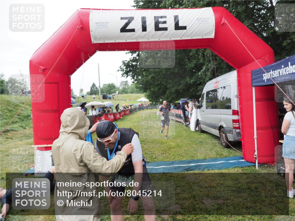 21.06.2025 - 27. Vierlanden-Triathlon MichiJ http://msf.ph/oto/8045214 15.06.2026 13:51:12 Ziel 843, 1113 meine-sportfotos.de