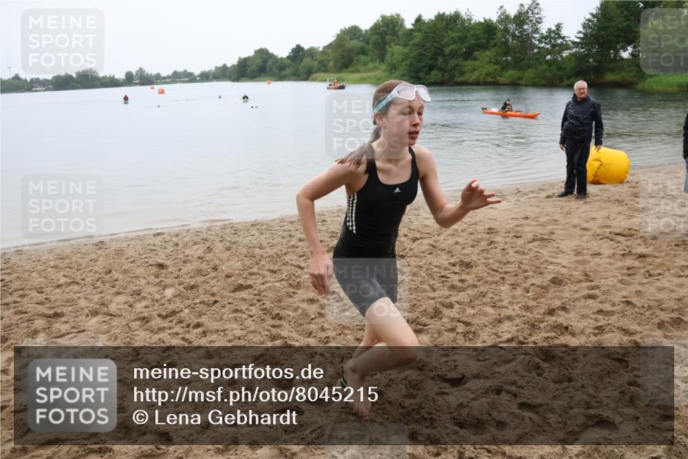 21.06.2025 - 27. Vierlanden-Triathlon Lena Gebhardt http://msf.ph/oto/8045215 15.06.2025 14:45:19 Schwimmen 1322 meine-sportfotos.de