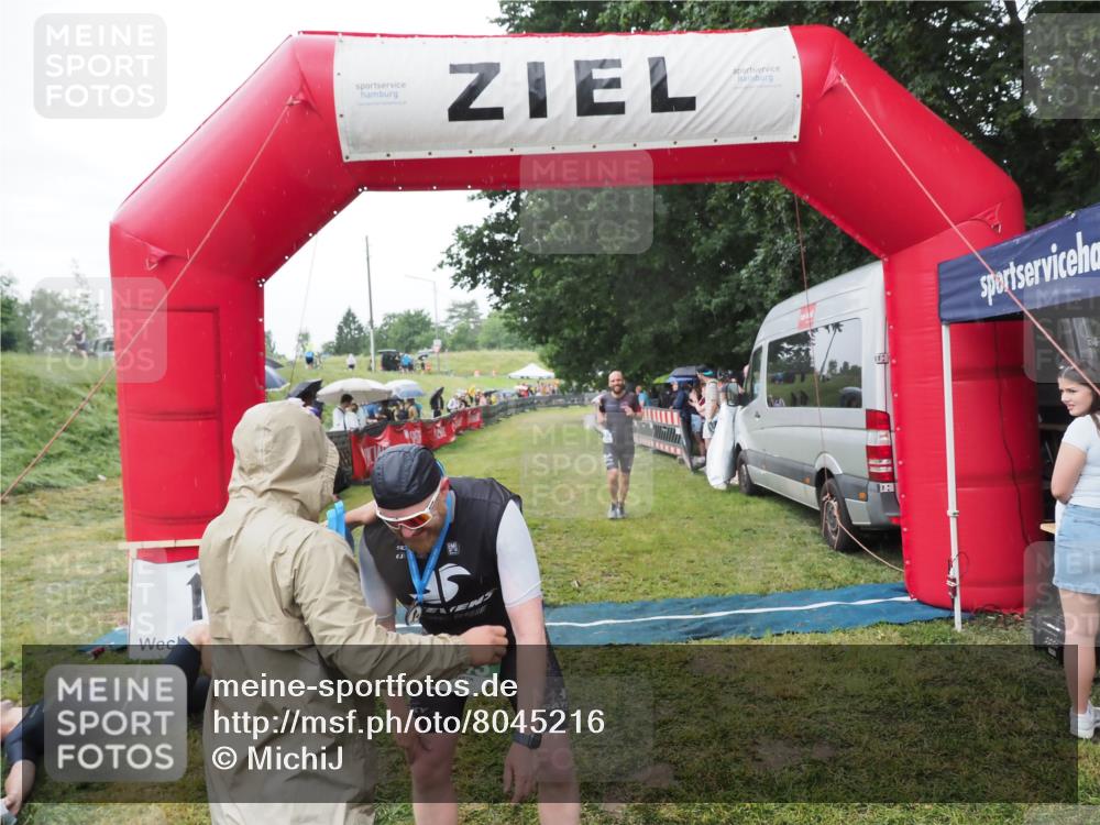 21.06.2025 - 27. Vierlanden-Triathlon MichiJ http://msf.ph/oto/8045216 15.06.2026 13:51:12 Ziel 843, 1113 meine-sportfotos.de