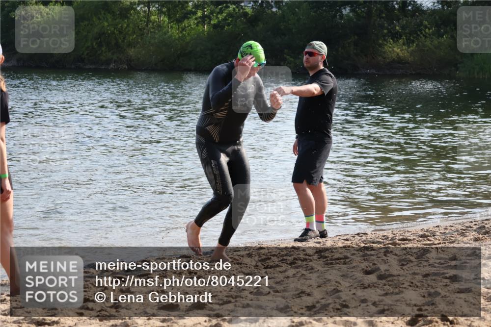 15.06.2025 - 27. Vierlanden-Triathlon Lena Gebhardt http://msf.ph/oto/8045221 15.06.2025 08:38:58 Schwimmen 77, 94, 182 meine-sportfotos.de