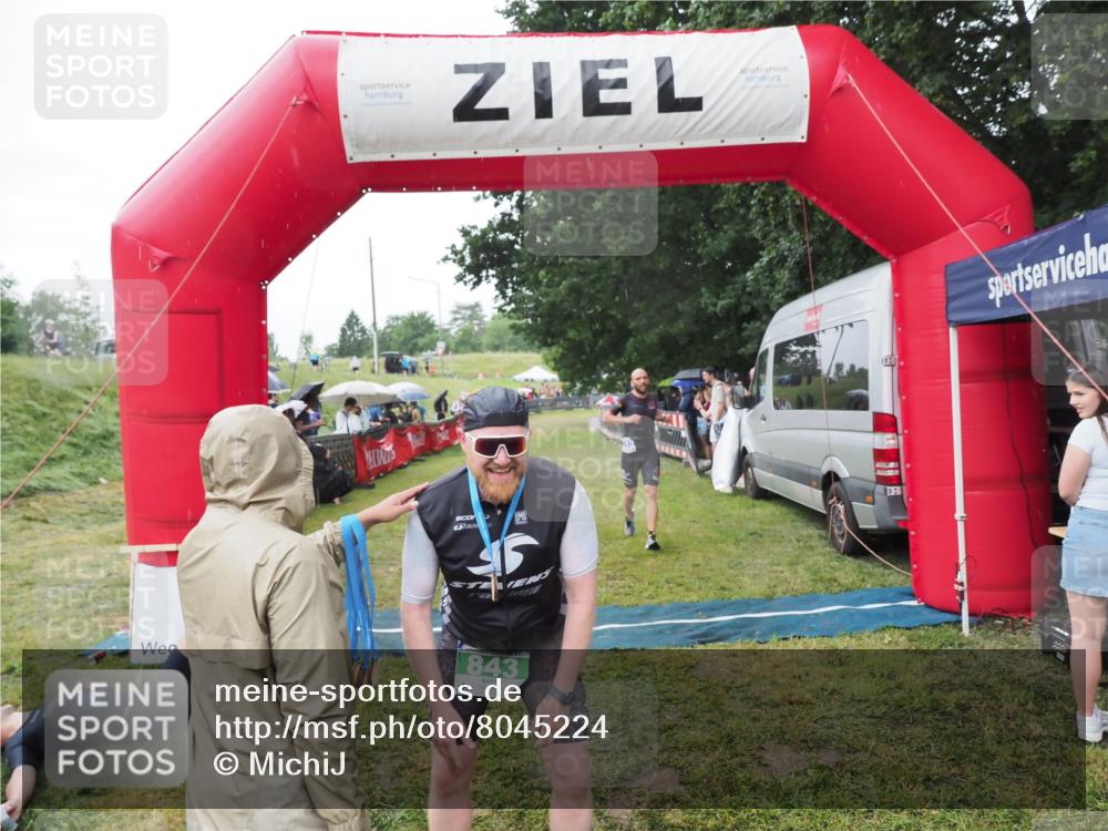21.06.2025 - 27. Vierlanden-Triathlon MichiJ http://msf.ph/oto/8045224 15.06.2026 13:51:13 Ziel 843, 1113 meine-sportfotos.de