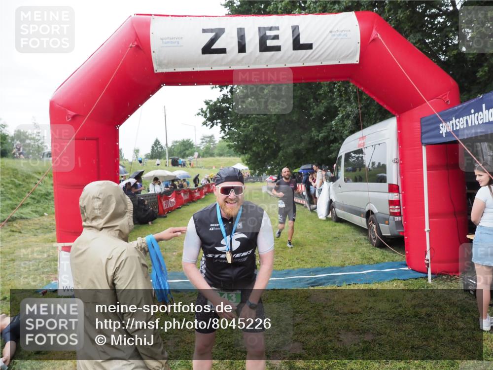 21.06.2025 - 27. Vierlanden-Triathlon MichiJ http://msf.ph/oto/8045226 15.06.2026 13:51:13 Ziel 843, 1113 meine-sportfotos.de