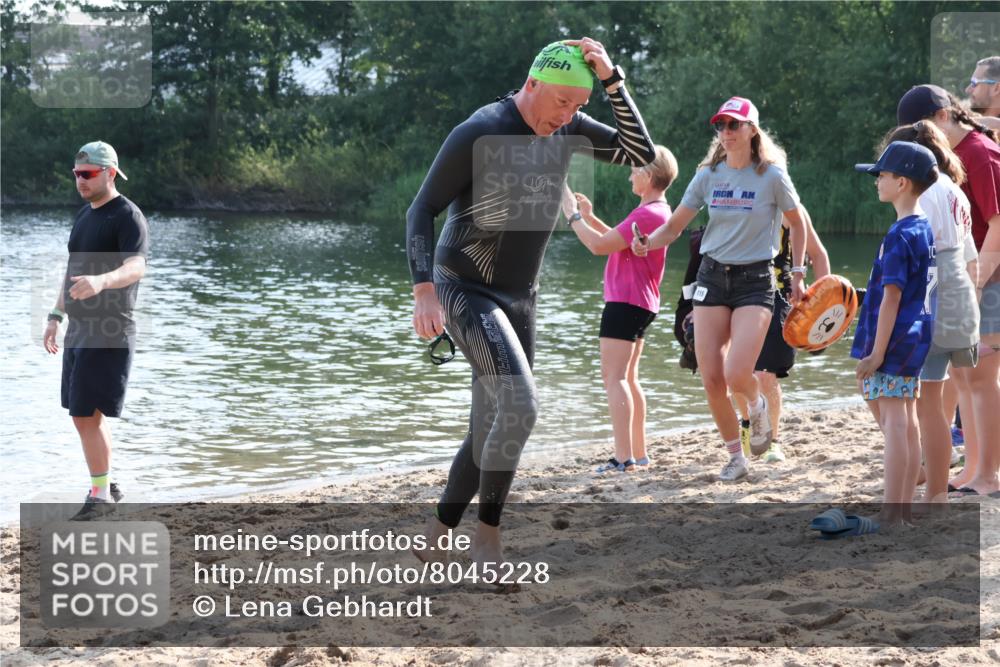 15.06.2025 - 27. Vierlanden-Triathlon Lena Gebhardt http://msf.ph/oto/8045228 15.06.2025 08:38:59 Schwimmen 77, 94, 120 meine-sportfotos.de