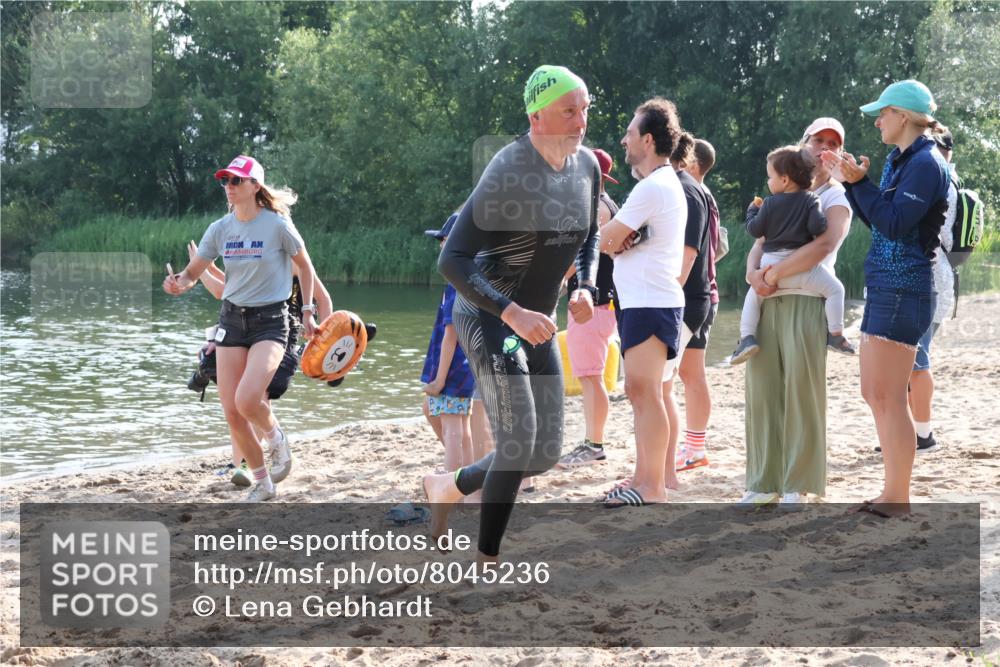 15.06.2025 - 27. Vierlanden-Triathlon Lena Gebhardt http://msf.ph/oto/8045236 15.06.2025 08:39:00 Schwimmen 77, 94, 120, 165 meine-sportfotos.de
