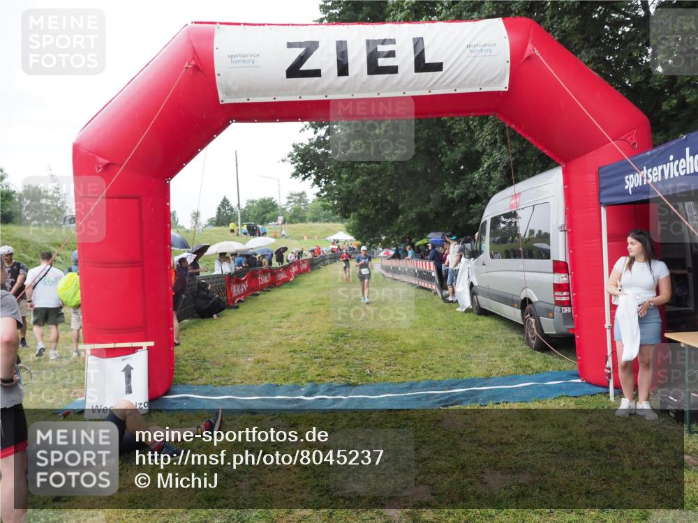 21.06.2025 - 27. Vierlanden-Triathlon MichiJ http://msf.ph/oto/8045237 15.06.2026 13:51:27 Ziel 908 meine-sportfotos.de
