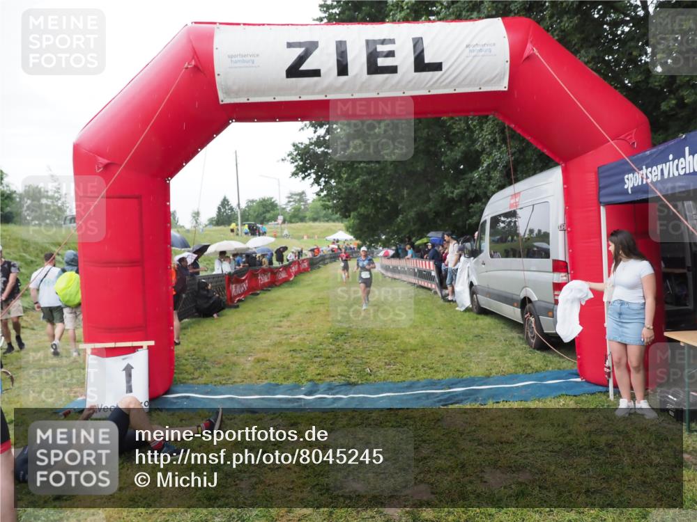 21.06.2025 - 27. Vierlanden-Triathlon MichiJ http://msf.ph/oto/8045245 15.06.2026 13:51:28 Ziel 908 meine-sportfotos.de