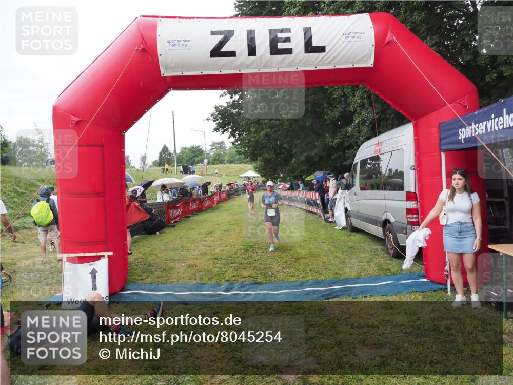 21.06.2025 - 27. Vierlanden-Triathlon MichiJ http://msf.ph/oto/8045254 15.06.2026 13:51:29 Ziel 908 meine-sportfotos.de