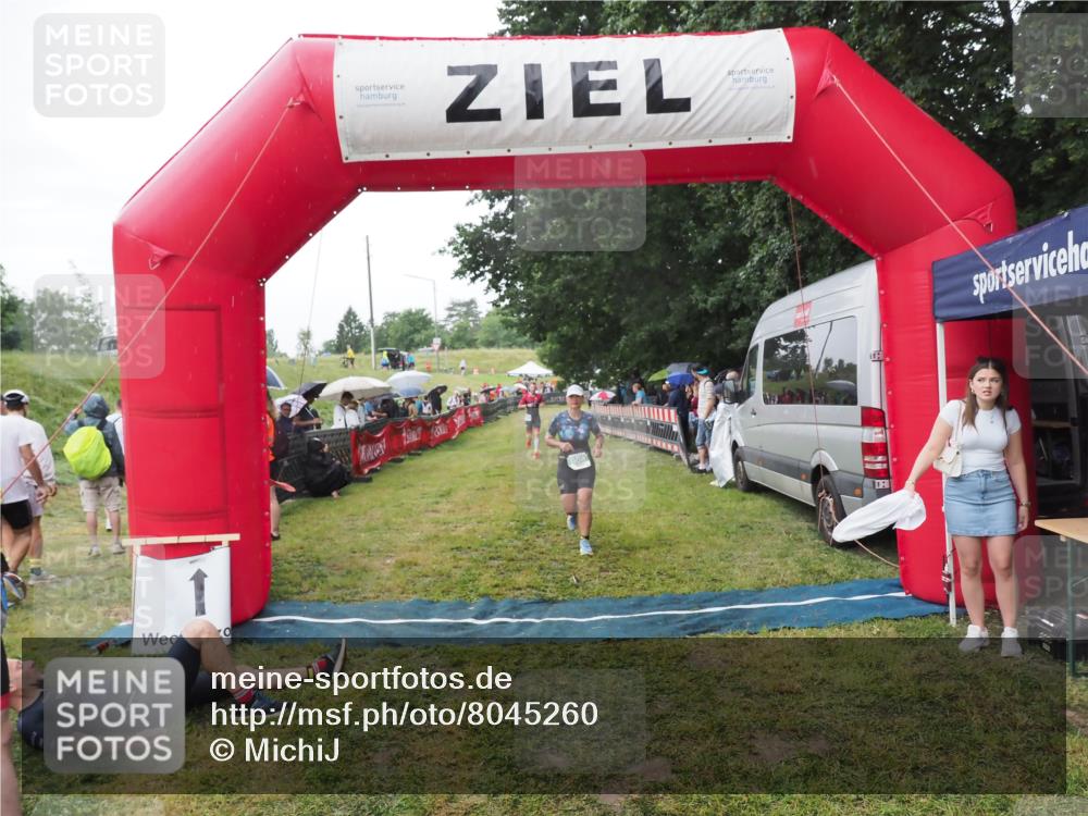 21.06.2025 - 27. Vierlanden-Triathlon MichiJ http://msf.ph/oto/8045260 15.06.2026 13:51:30 Ziel 908 meine-sportfotos.de