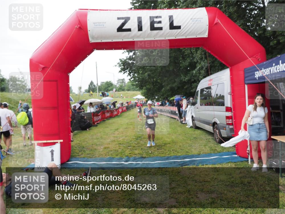 21.06.2025 - 27. Vierlanden-Triathlon MichiJ http://msf.ph/oto/8045263 15.06.2026 13:51:30 Ziel 908 meine-sportfotos.de