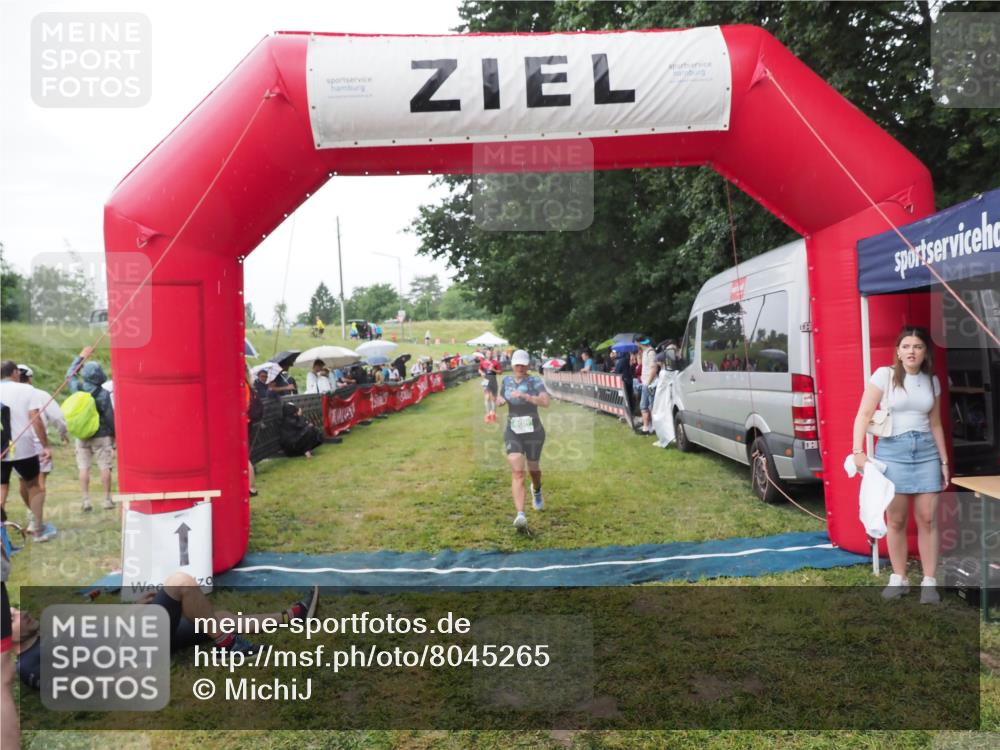 21.06.2025 - 27. Vierlanden-Triathlon MichiJ http://msf.ph/oto/8045265 15.06.2026 13:51:30 Ziel 908 meine-sportfotos.de
