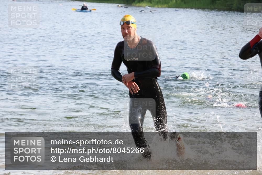 15.06.2025 - 27. Vierlanden-Triathlon Lena Gebhardt http://msf.ph/oto/8045266 15.06.2025 08:39:07 Schwimmen 77, 120, 132, 165 meine-sportfotos.de