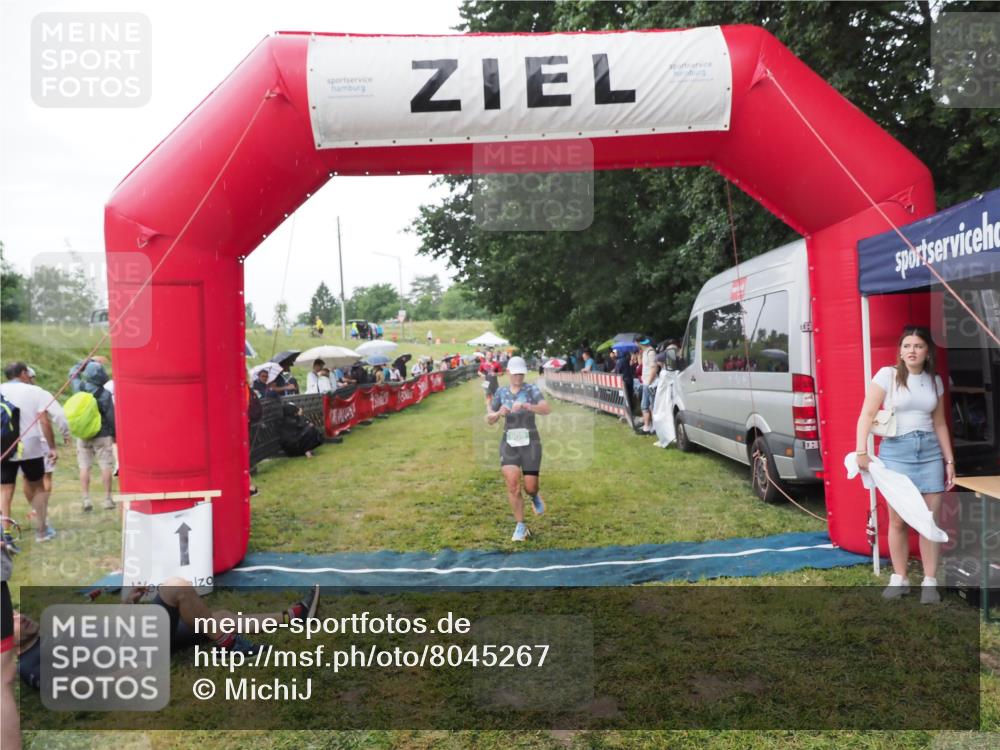 21.06.2025 - 27. Vierlanden-Triathlon MichiJ http://msf.ph/oto/8045267 15.06.2026 13:51:30 Ziel 908 meine-sportfotos.de
