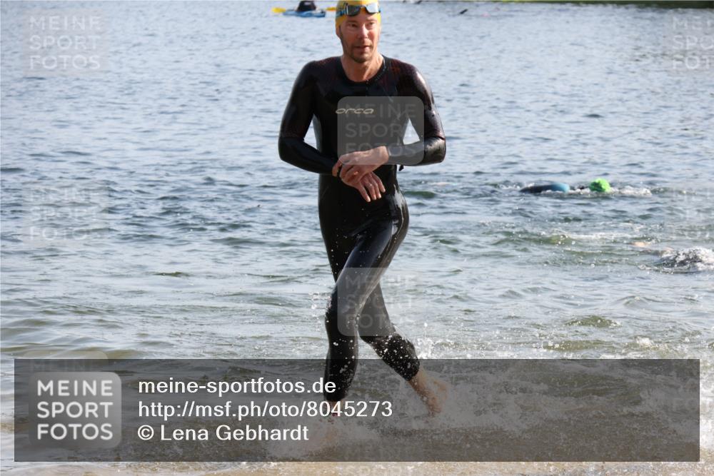 15.06.2025 - 27. Vierlanden-Triathlon Lena Gebhardt http://msf.ph/oto/8045273 15.06.2025 08:39:07 Schwimmen 77, 120, 132, 165 meine-sportfotos.de