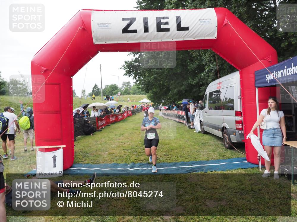 21.06.2025 - 27. Vierlanden-Triathlon MichiJ http://msf.ph/oto/8045274 15.06.2026 13:51:30 Ziel 908 meine-sportfotos.de