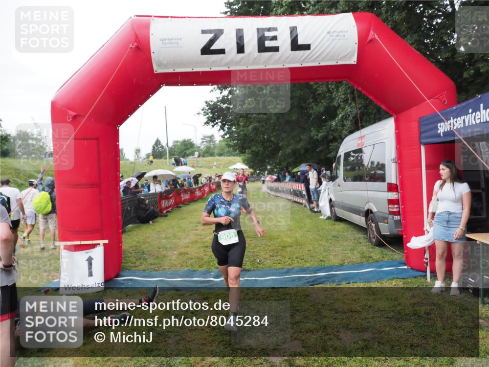 21.06.2025 - 27. Vierlanden-Triathlon MichiJ http://msf.ph/oto/8045284 15.06.2026 13:51:31 Ziel 908, 1119 meine-sportfotos.de
