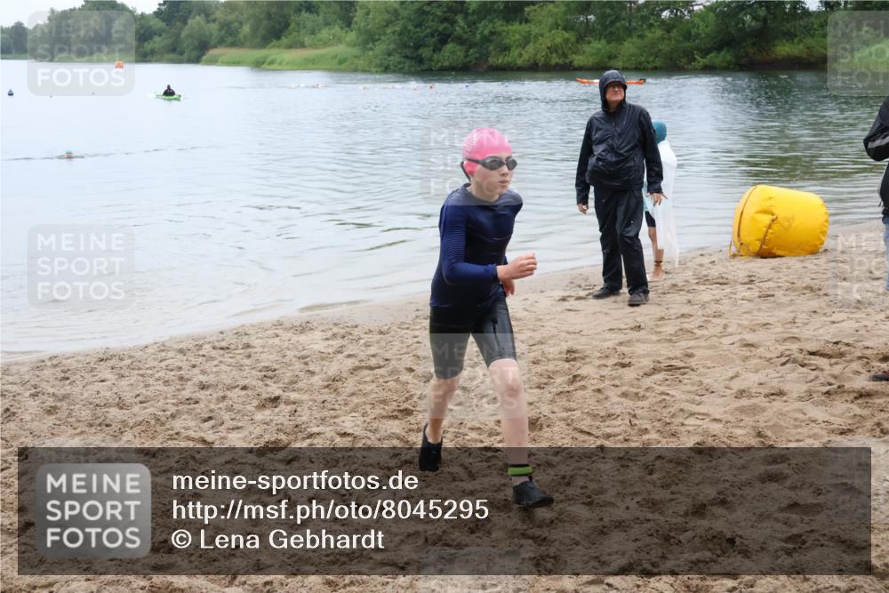 21.06.2025 - 27. Vierlanden-Triathlon Lena Gebhardt http://msf.ph/oto/8045295 15.06.2025 14:47:04 Schwimmen 1341 meine-sportfotos.de