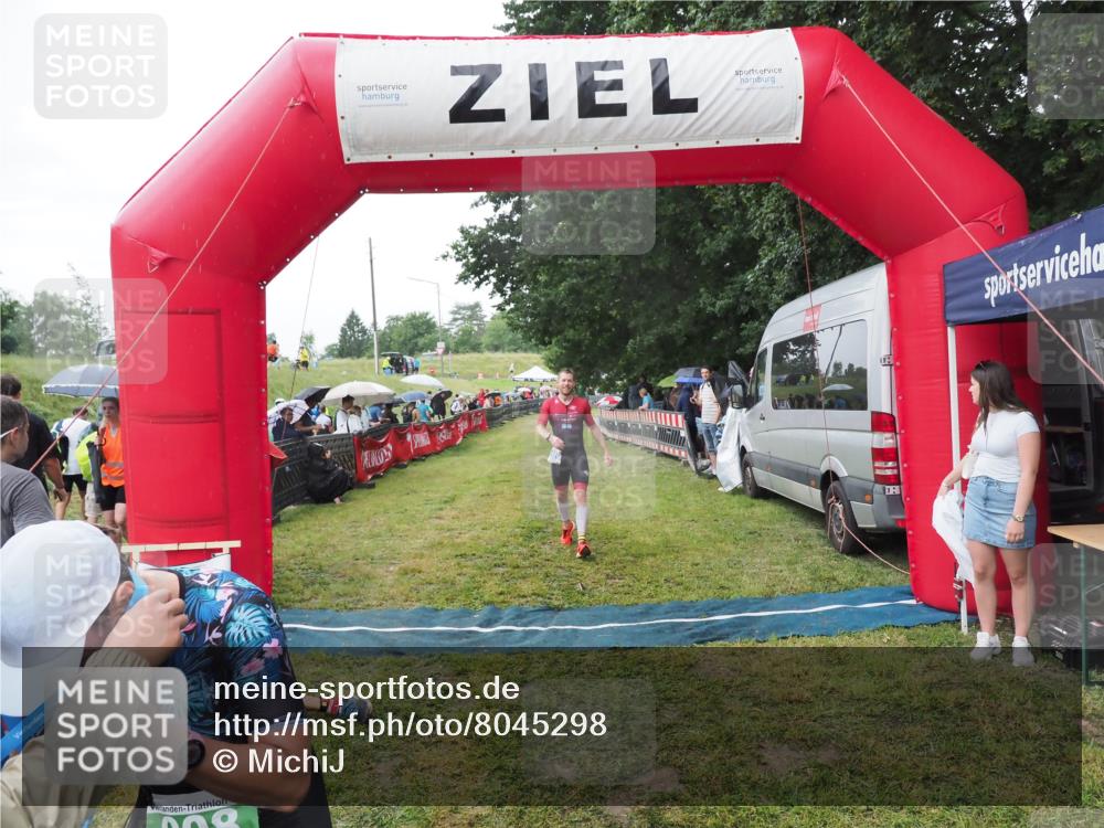 21.06.2025 - 27. Vierlanden-Triathlon MichiJ http://msf.ph/oto/8045298 15.06.2026 13:51:33 Ziel 908, 1119 meine-sportfotos.de