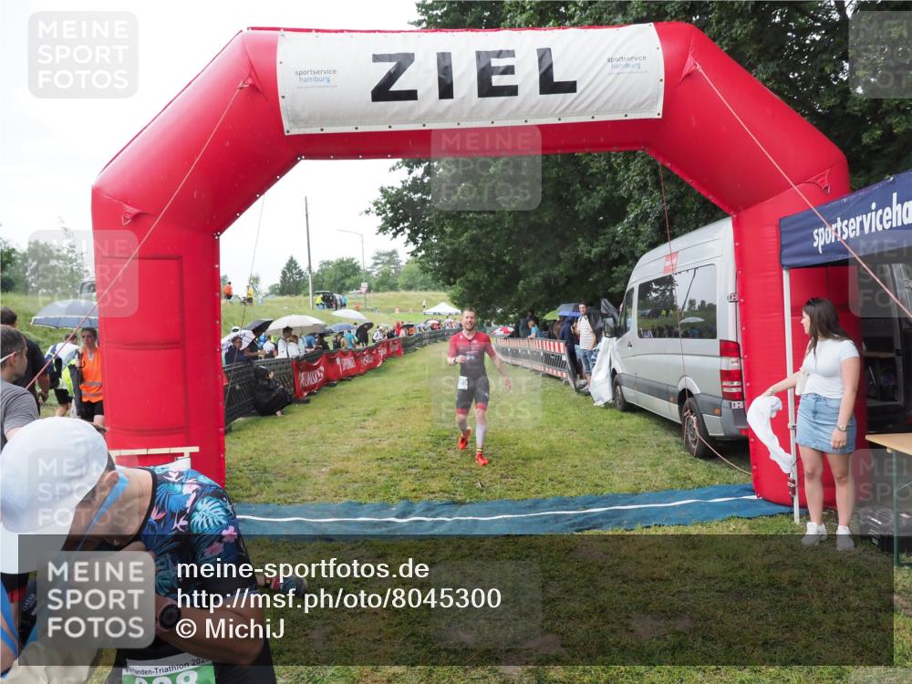21.06.2025 - 27. Vierlanden-Triathlon MichiJ http://msf.ph/oto/8045300 15.06.2026 13:51:33 Ziel 908, 1119 meine-sportfotos.de