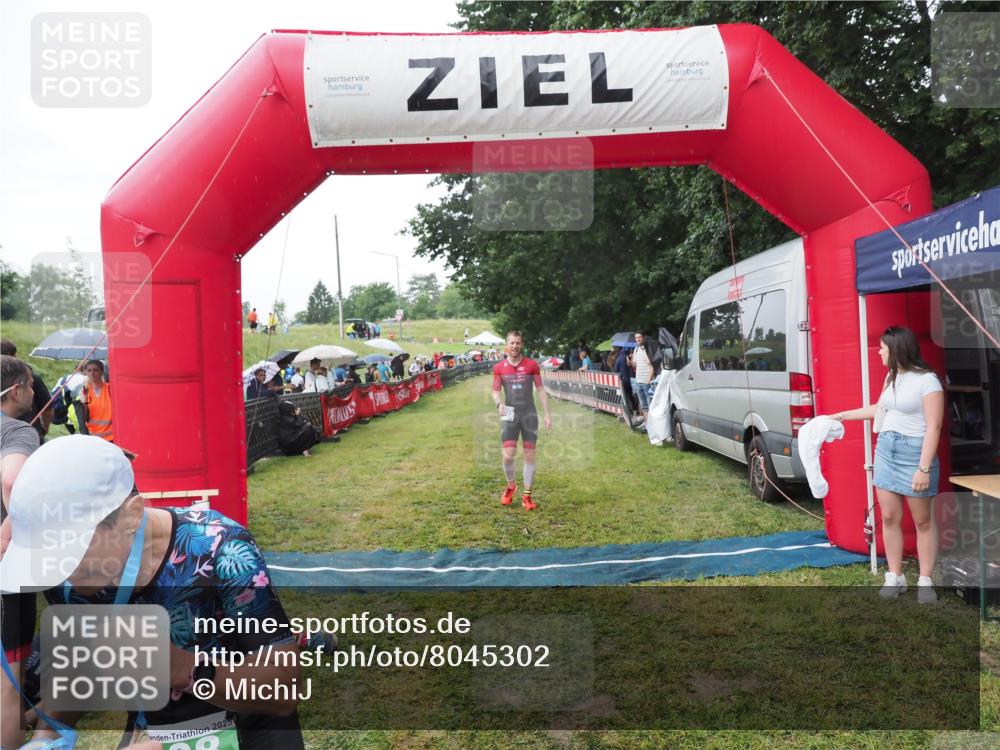 21.06.2025 - 27. Vierlanden-Triathlon MichiJ http://msf.ph/oto/8045302 15.06.2026 13:51:34 Ziel 908, 1119 meine-sportfotos.de