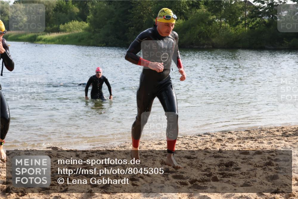 15.06.2025 - 27. Vierlanden-Triathlon Lena Gebhardt http://msf.ph/oto/8045305 15.06.2025 08:39:09 Schwimmen 77, 120, 132, 165 meine-sportfotos.de