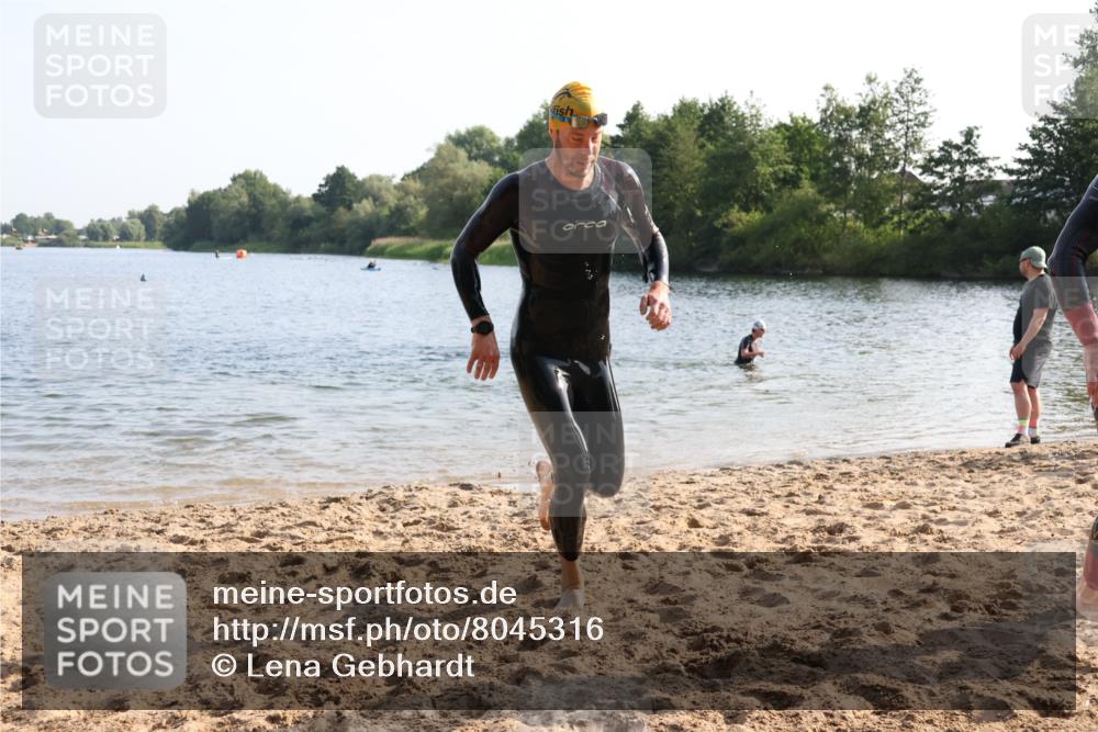 15.06.2025 - 27. Vierlanden-Triathlon Lena Gebhardt http://msf.ph/oto/8045316 15.06.2025 08:39:10 Schwimmen 77, 120, 132, 165 meine-sportfotos.de