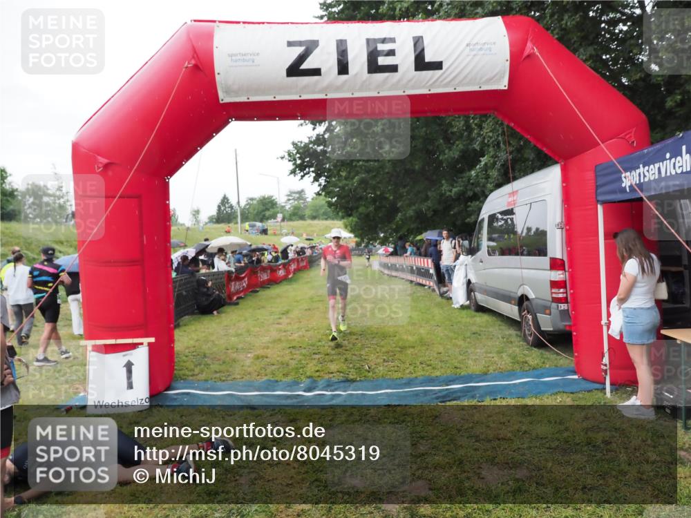21.06.2025 - 27. Vierlanden-Triathlon MichiJ http://msf.ph/oto/8045319 15.06.2026 13:51:49 Ziel 1115 meine-sportfotos.de
