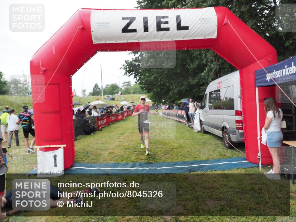 21.06.2025 - 27. Vierlanden-Triathlon MichiJ http://msf.ph/oto/8045326 15.06.2026 13:51:49 Ziel 1115 meine-sportfotos.de