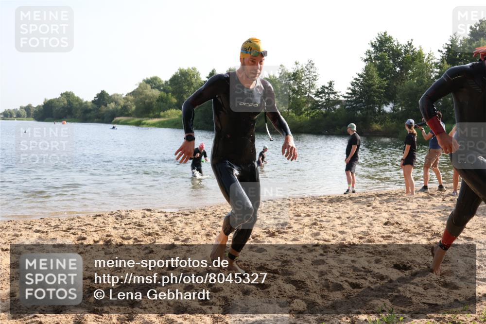 15.06.2025 - 27. Vierlanden-Triathlon Lena Gebhardt http://msf.ph/oto/8045327 15.06.2025 08:39:11 Schwimmen 77, 120, 132, 165 meine-sportfotos.de