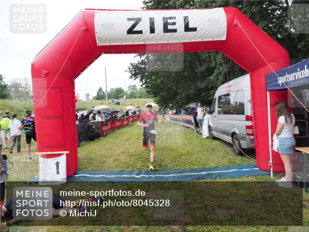 21.06.2025 - 27. Vierlanden-Triathlon MichiJ http://msf.ph/oto/8045328 15.06.2026 13:51:50 Ziel 1115 meine-sportfotos.de