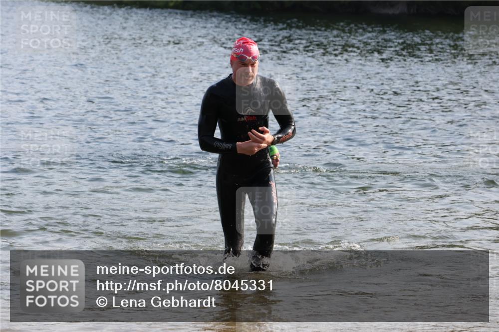 15.06.2025 - 27. Vierlanden-Triathlon Lena Gebhardt http://msf.ph/oto/8045331 15.06.2025 08:39:13 Schwimmen 77, 120, 132, 165 meine-sportfotos.de