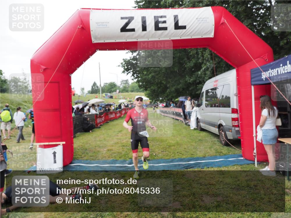 21.06.2025 - 27. Vierlanden-Triathlon MichiJ http://msf.ph/oto/8045336 15.06.2026 13:51:50 Ziel 1115 meine-sportfotos.de