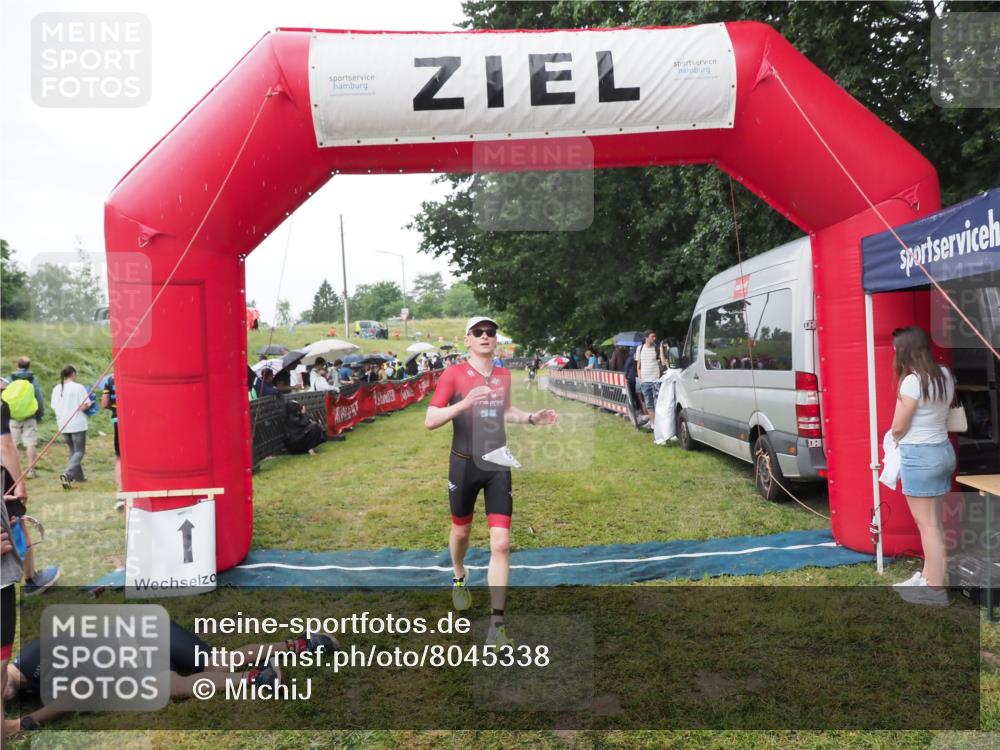 21.06.2025 - 27. Vierlanden-Triathlon MichiJ http://msf.ph/oto/8045338 15.06.2026 13:51:50 Ziel 1115 meine-sportfotos.de