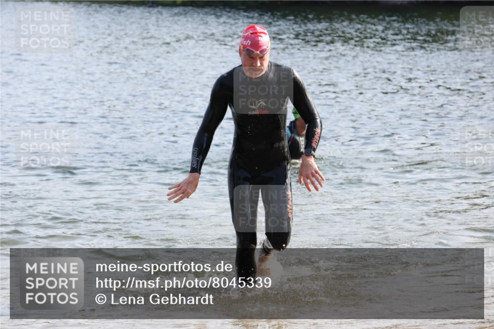 15.06.2025 - 27. Vierlanden-Triathlon Lena Gebhardt http://msf.ph/oto/8045339 15.06.2025 08:39:14 Schwimmen 77, 120, 132, 165 meine-sportfotos.de