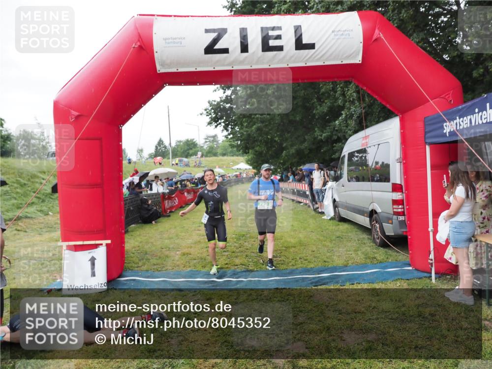 21.06.2025 - 27. Vierlanden-Triathlon MichiJ http://msf.ph/oto/8045352 15.06.2026 13:52:00 Ziel 729, 1154 meine-sportfotos.de