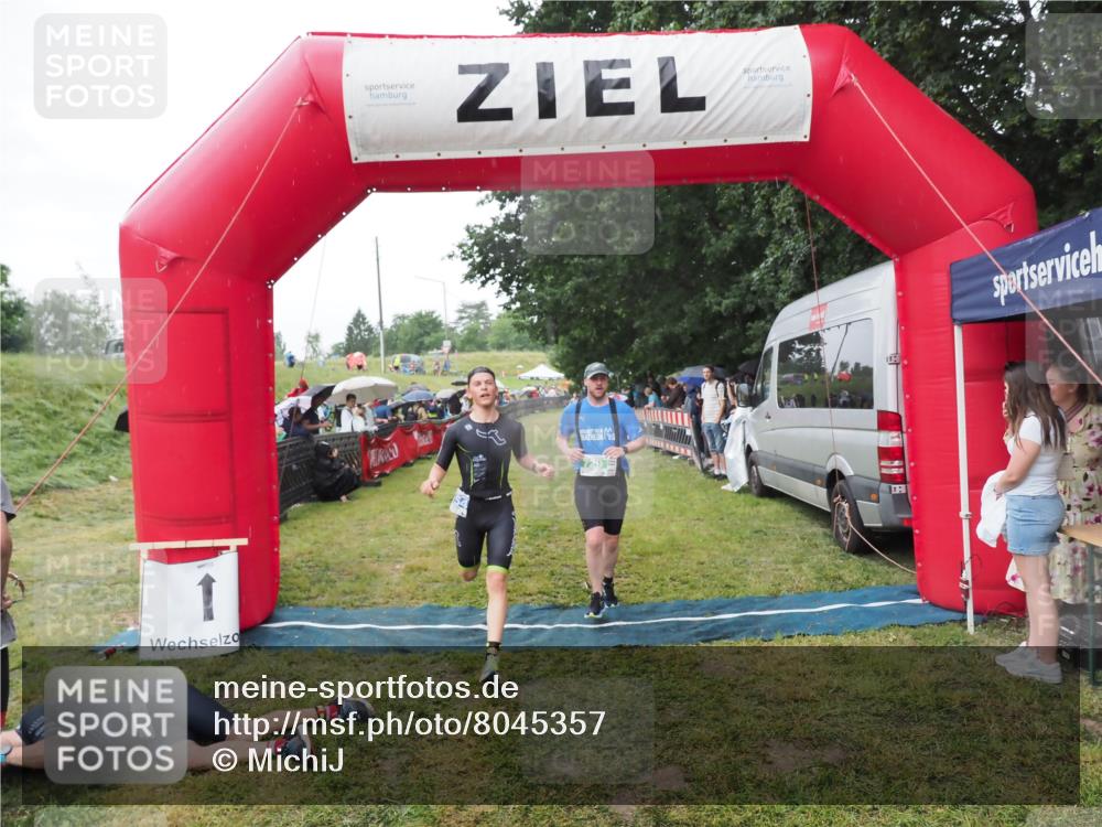 21.06.2025 - 27. Vierlanden-Triathlon MichiJ http://msf.ph/oto/8045357 15.06.2026 13:52:00 Ziel 729, 1154 meine-sportfotos.de