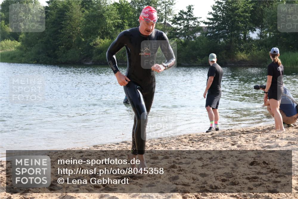 15.06.2025 - 27. Vierlanden-Triathlon Lena Gebhardt http://msf.ph/oto/8045358 15.06.2025 08:39:17 Schwimmen 120, 132, 165 meine-sportfotos.de