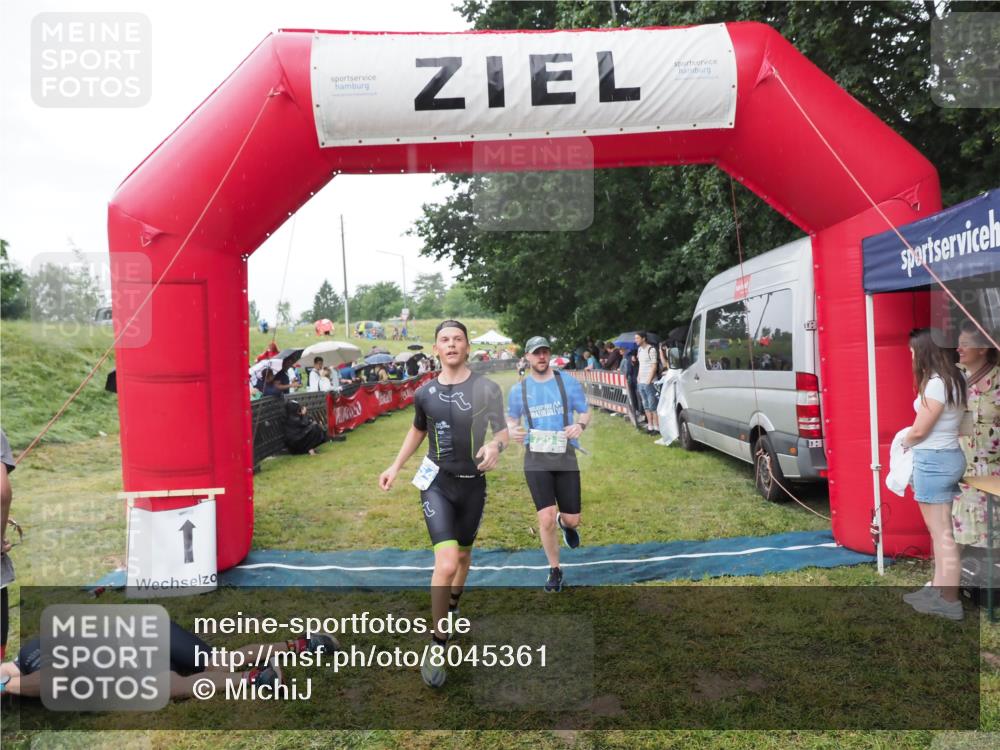 21.06.2025 - 27. Vierlanden-Triathlon MichiJ http://msf.ph/oto/8045361 15.06.2026 13:52:00 Ziel 729, 1154 meine-sportfotos.de