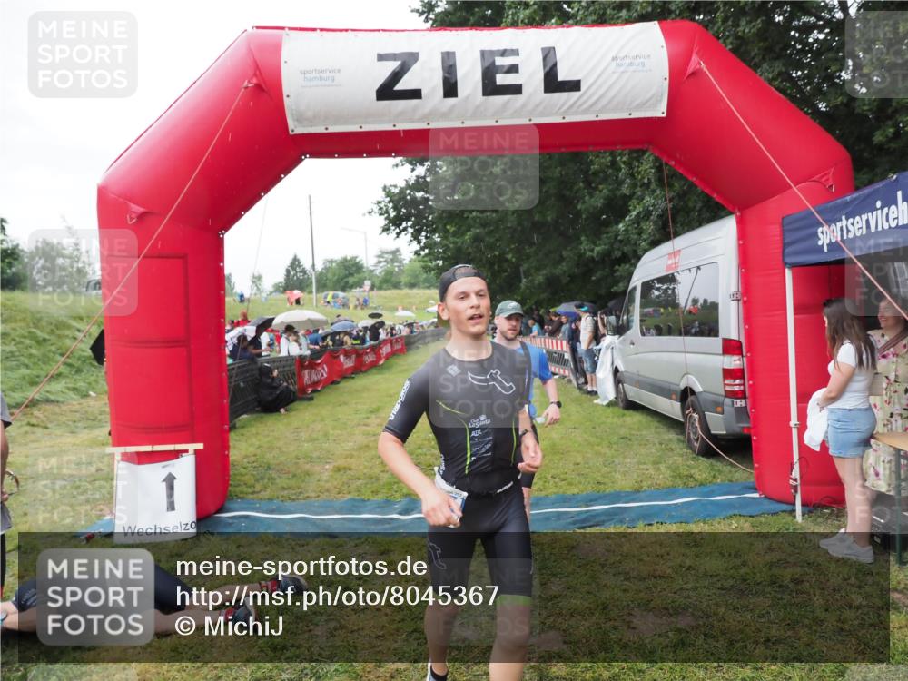 21.06.2025 - 27. Vierlanden-Triathlon MichiJ http://msf.ph/oto/8045367 15.06.2026 13:52:01 Ziel 729, 1154 meine-sportfotos.de