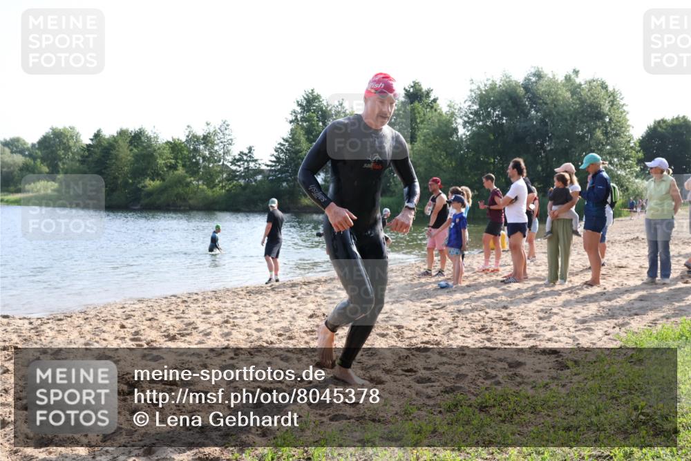 15.06.2025 - 27. Vierlanden-Triathlon Lena Gebhardt http://msf.ph/oto/8045378 15.06.2025 08:39:19 Schwimmen 120, 132, 165 meine-sportfotos.de